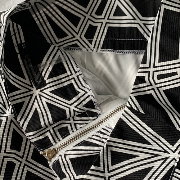 Chic B&W miniskirt w/ geometric pattern + gorgeous back gold zipper - Picture 4 of 4